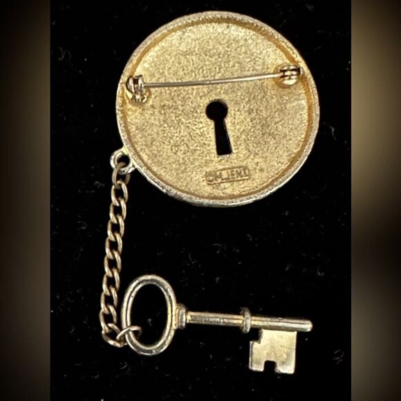 Vintage 1970's M Jent brushed gold round brooch with keyhole and attached key - Picture 2 of 4